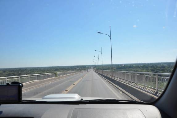 À nossa frente, as infinitas planícies do Chaco paraguaio (na saída de Asunción - Paraguai)